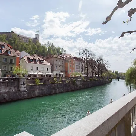 Riverbank In Centre! Appartamento